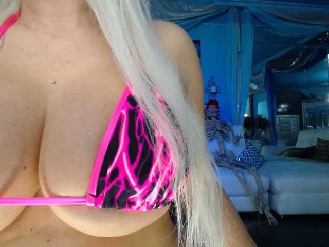 Offline adrianna_fox on BongaCams