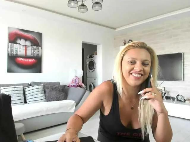 Offline CarlaStaceeFun on BongaCams