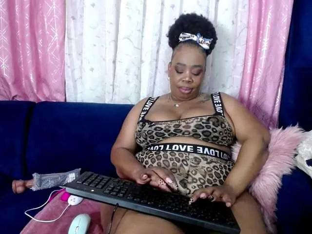 Freechat crystalbee on BongaCams