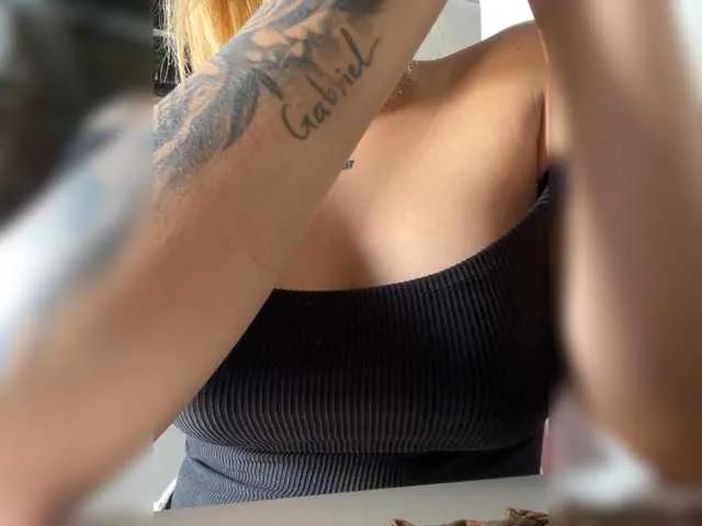 Offline Evellyyn on BongaCams