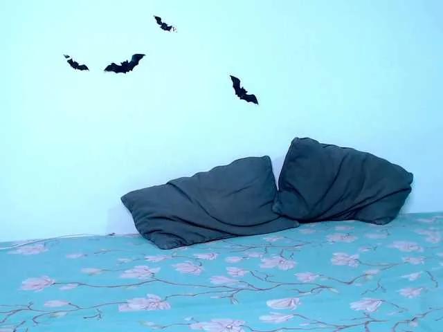 Freechat littleowlx on BongaCams