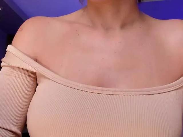 Offline MiaFarrell on BongaCams