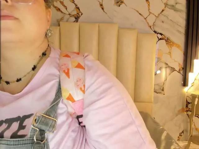 Offline mollieblue69 on BongaCams