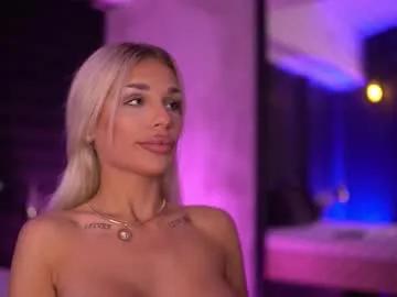 Freechat ivyrowa on Chaturbate