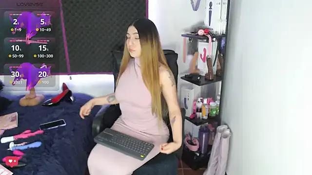 Freechat karlamoon23 on StripChat