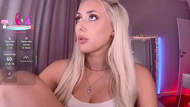 StripChat LoryWood is Freechat LoryWood — tease with doggy view